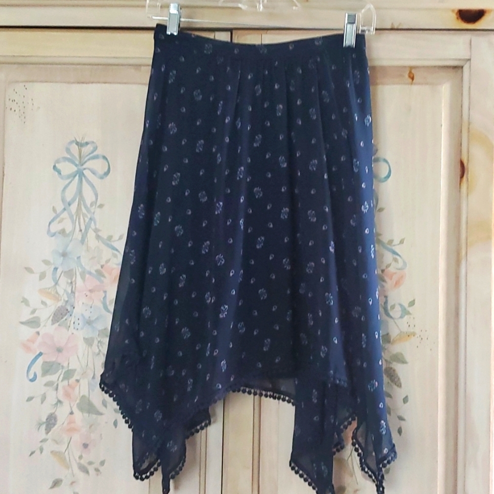NWOT Skirt Abercrombie bilevel floral navy blue adult S , L14 kids